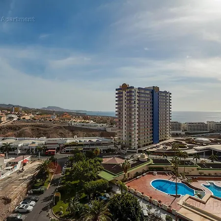 Skyline View - Free Private Parking Including & Guest Bonus Apartament *